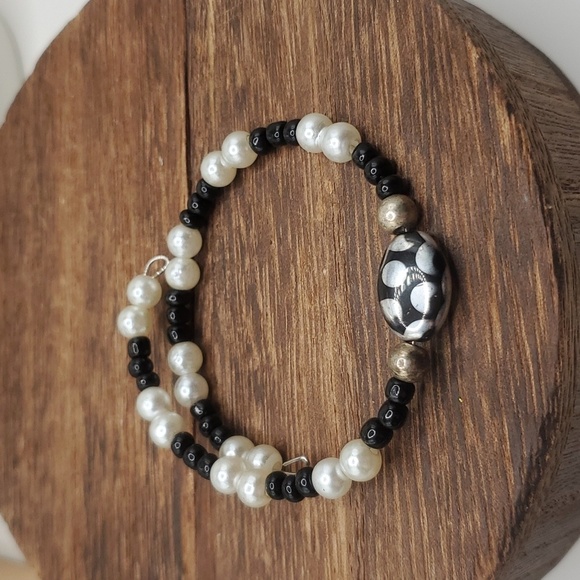 B2417 wire wrap silver, pearl, and black beaded bracelet - Picture 1 of 2